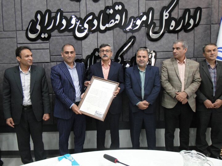 تجلیل از «امید مرادی»؛ ذیحساب پیشکسوت و بنیان‌گذار گروه نظارت مالی در اداره کل امور اقتصادی و دارایی کردستان