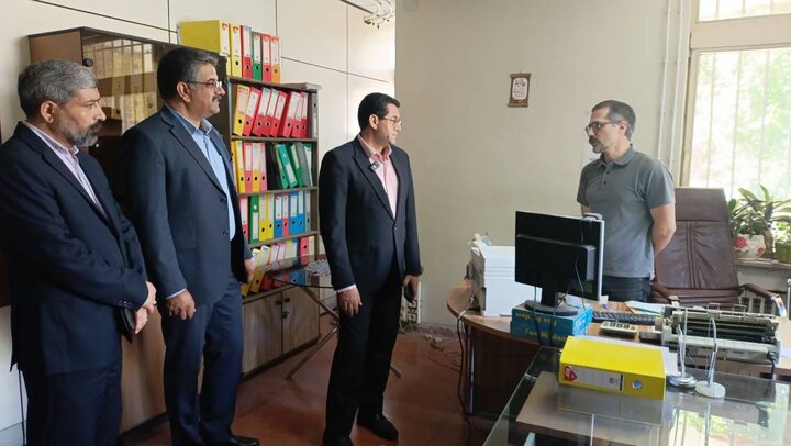 بازدید سرزده نماینده وزیر اقتصاد از تالار بورس همدان