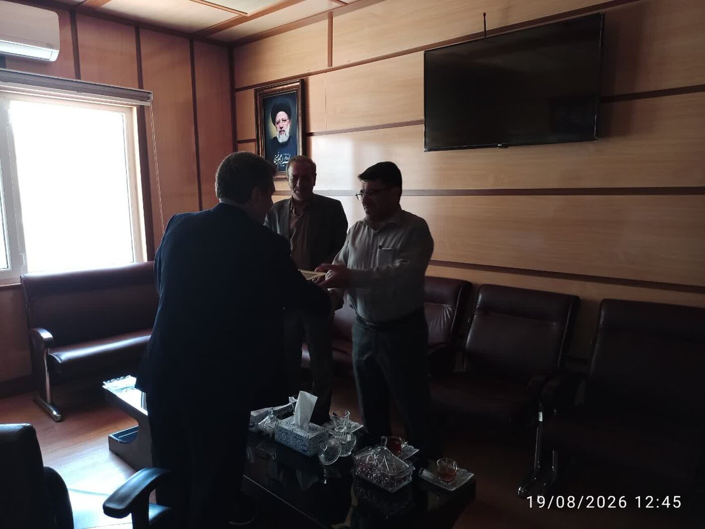 تجلیل مدیرکل امور اقتصادی و دارایی کهگیلویه و بویراحمد از آزادگان این اداره‌کل