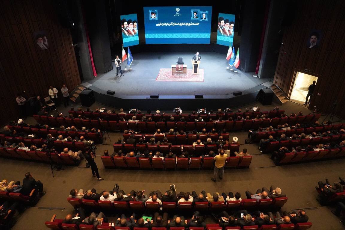 تجلیل از خدمتگزاران منتخب در جلسه شورای اداری آذربایجان‌غربی
