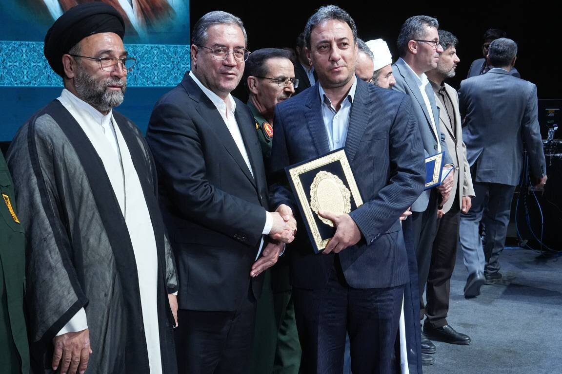 تجلیل از خدمتگزاران منتخب در جلسه شورای اداری آذربایجان‌غربی