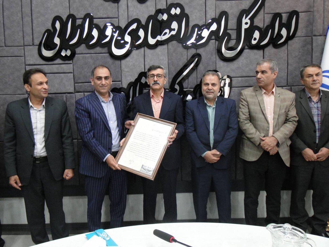 تجلیل از «امید مرادی»؛ ذیحساب پیشکسوت و بنیان‌گذار گروه نظارت مالی در اداره کل امور اقتصادی و دارایی کردستان