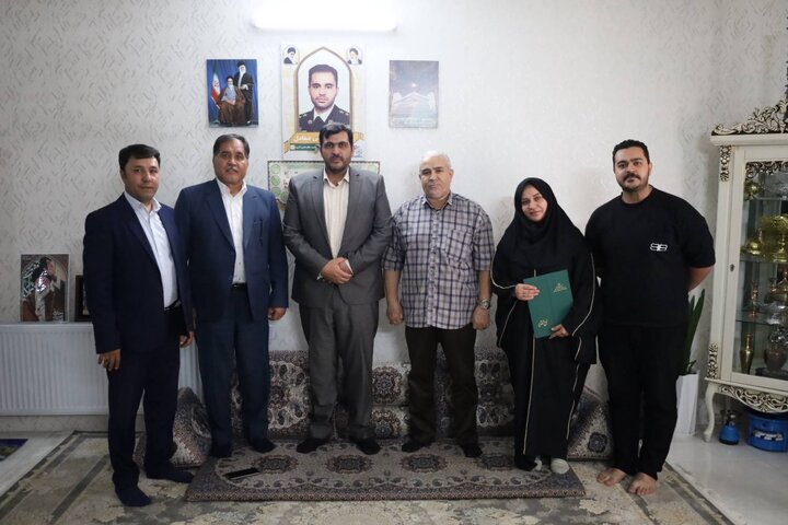 دیدار  مدیرکل امور اقتصادی و دارایی خراسان رضوی با خانواده شهید سیدمصطفی صفادل