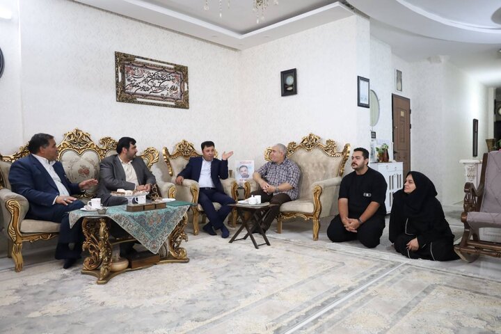دیدار  مدیرکل امور اقتصادی و دارایی خراسان رضوی با خانواده شهید سیدمصطفی صفادل