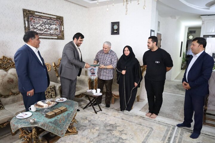 دیدار  مدیرکل امور اقتصادی و دارایی خراسان رضوی با خانواده شهید سیدمصطفی صفادل