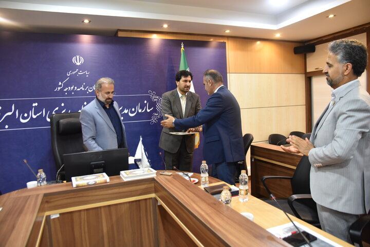 اعطای تقدیرنامه توسط مدیرکل امور اقتصادی و دارایی استان البرز به مدیرکل امور مالیاتی البرز (سالن جلسات سازمان  مدیریت و برنامه ریزی البرز-1405/5/27)