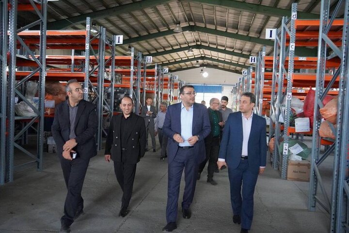 بازدید احسان عسکری، مدیرعامل سازمان جمع‌آوری و فروش اموال تملیکی به همراه حبیب تربتی، نماینده وزیر و مدیرکل امور اقتصادی و دارایی آذربایجان‌غربی از انبار کالاهای تملیکی ارومیه