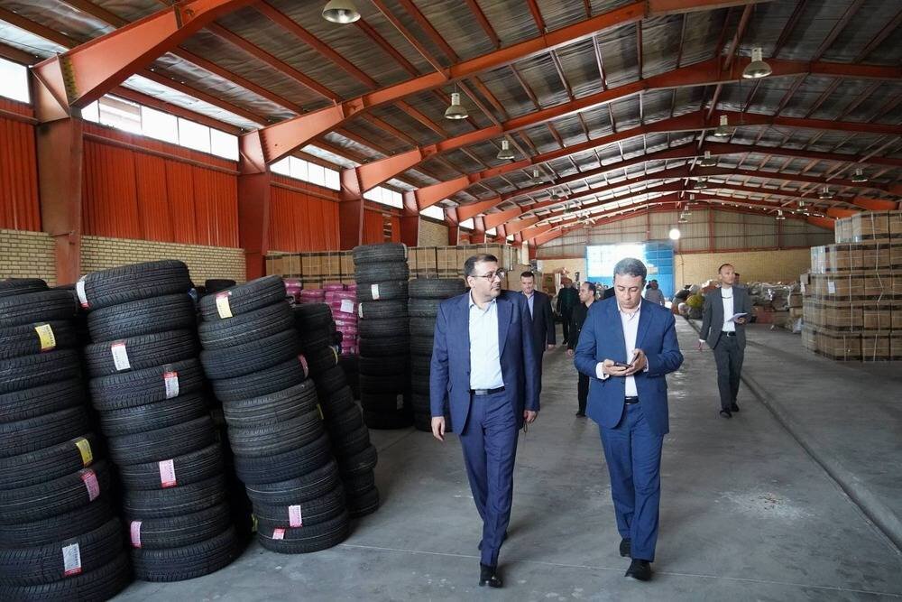بازدید احسان عسکری، مدیرعامل سازمان جمعآوری و فروش اموال تملیکی به همراه حبیب تربتی، نماینده وزیر و مدیرکل امور اقتصادی و دارایی آذربایجانغربی از انبار کالاهای تملیکی ارومیه