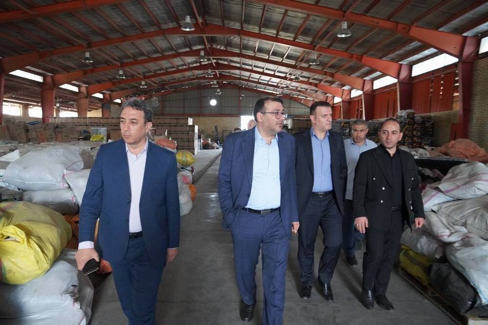 بازدید احسان عسکری، مدیرعامل سازمان جمع‌آوری و فروش اموال تملیکی به همراه حبیب تربتی، نماینده وزیر و مدیرکل امور اقتصادی و دارایی آذربایجان‌غربی از انبار کالاهای تملیکی ارومیه