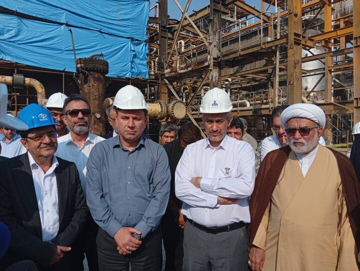 بازدید وزیر اقتصاد از دو پتروشیمی آسیب دیده در جنگ رمضان