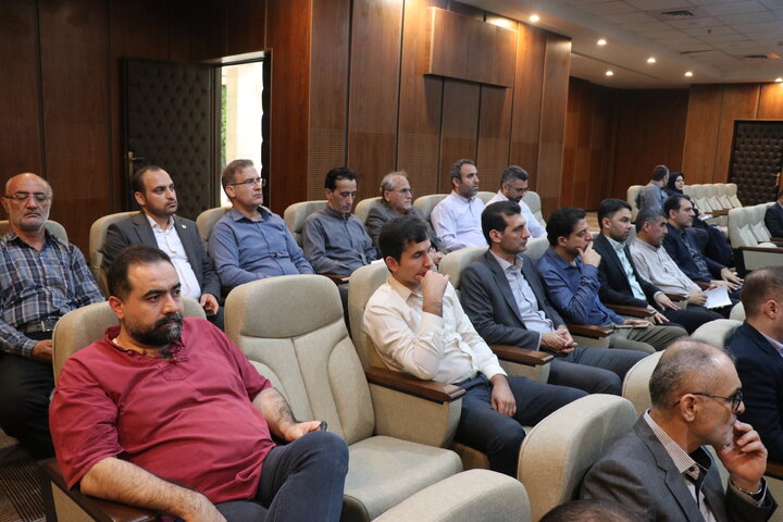 نشست صمیمی مدیر کل اموراقتصادی و دارایی گلستان با کارکنان به مناسبت هفته دولت و روز کارمند