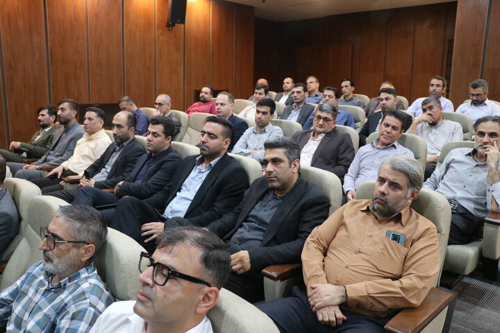 نشست صمیمی مدیر کل اموراقتصادی و دارایی گلستان با کارکنان به مناسبت هفته دولت و روز کارمند