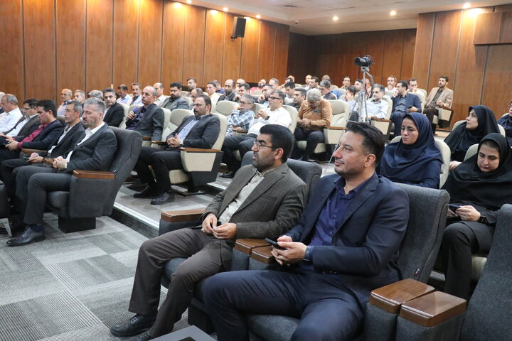 نشست صمیمی مدیر کل اموراقتصادی و دارایی گلستان با کارکنان به مناسبت هفته دولت و روز کارمند