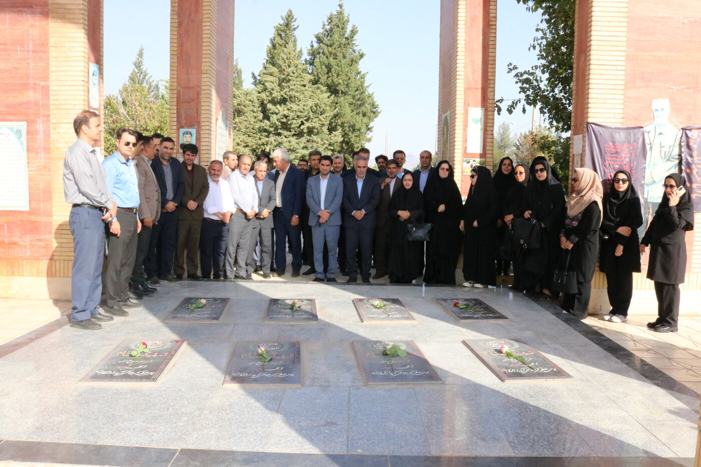 برگزاری مراسم زیارت عاشورا و غبارروبی مزار شهدای گمنام خرم‌آباد