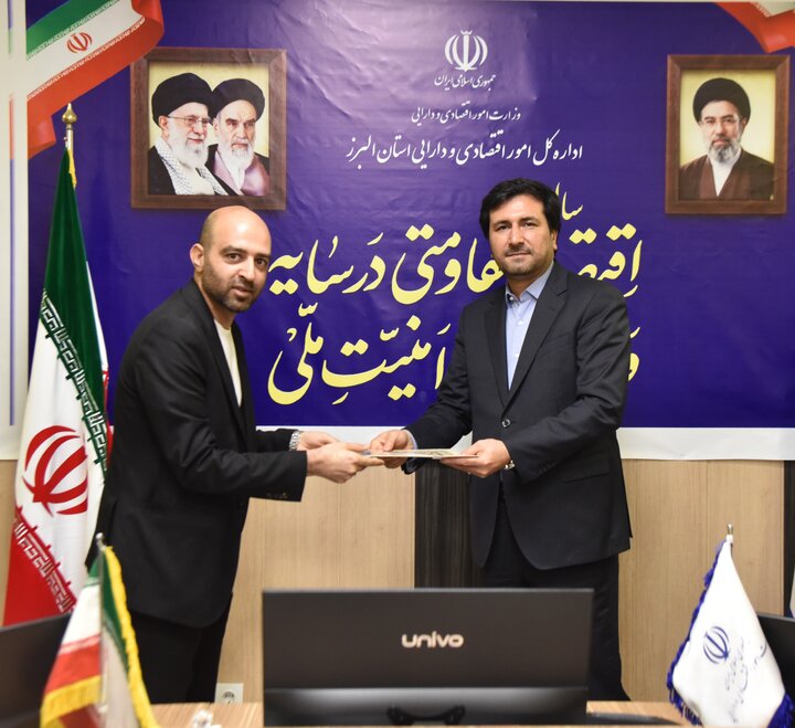تجلیل مدیرکل امور اقتصادی و دارایی استان البرز از اصحاب رسانه و خبرنگاران در هفته دولت