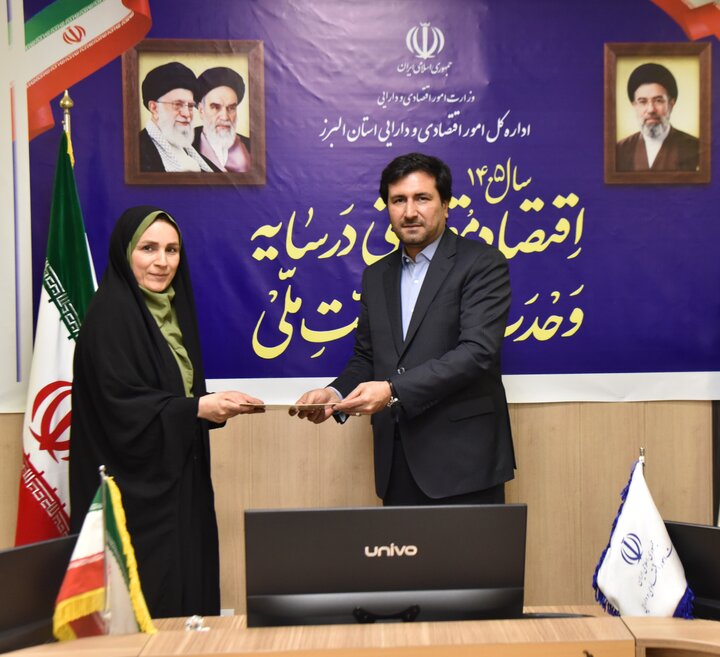 تجلیل مدیرکل امور اقتصادی و دارایی استان البرز از اصحاب رسانه و خبرنگاران در هفته دولت