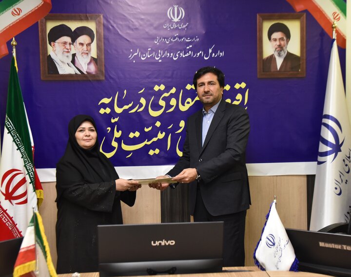 تجلیل مدیرکل امور اقتصادی و دارایی استان البرز از اصحاب رسانه و خبرنگاران در هفته دولت