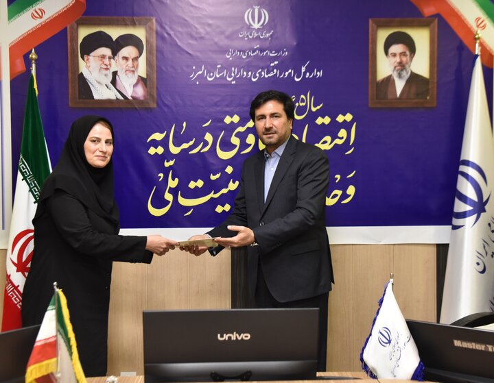 تجلیل مدیرکل امور اقتصادی و دارایی استان البرز از اصحاب رسانه و خبرنگاران در هفته دولت