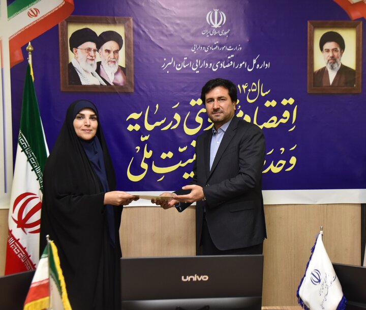 تجلیل مدیرکل امور اقتصادی و دارایی استان البرز از اصحاب رسانه و خبرنگاران در هفته دولت