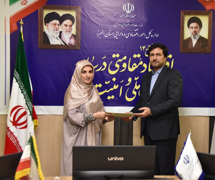 تجلیل مدیرکل امور اقتصادی و دارایی استان البرز از اصحاب رسانه و خبرنگاران در هفته دولت