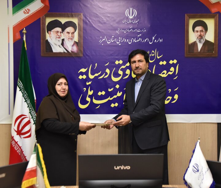 تجلیل مدیرکل امور اقتصادی و دارایی استان البرز از اصحاب رسانه و خبرنگاران در هفته دولت