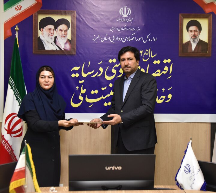 تجلیل مدیرکل امور اقتصادی و دارایی استان البرز از اصحاب رسانه و خبرنگاران در هفته دولت