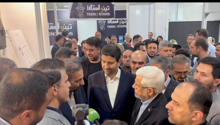 بازدید معاون اول رئیس‌جمهور و وزیر ارتباطات از غرفه وزارت اقتصاد در نمایشگاه الکامپ