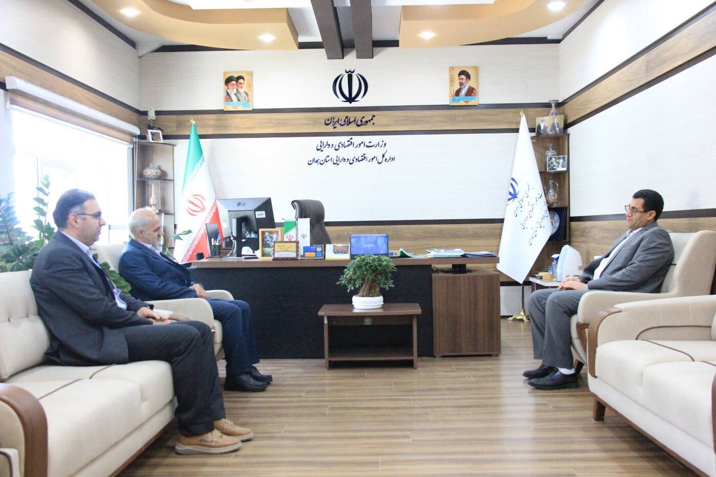 دیدار مدیر بیمه پاسارگاد با مدیرکل امور اقتصادی و دارایی استان همدان