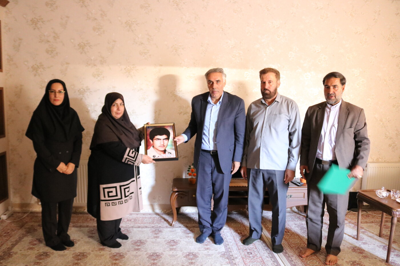 دیدار نماینده وزیر در لرستان با همکار بازنشسته و خانواده گرانقدر شهید فرجی‌نیا