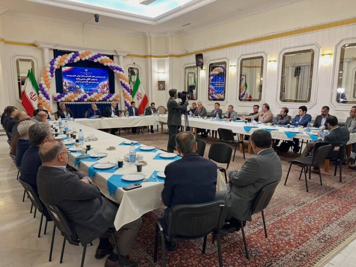 جلسه هم اندیشی فعالان اقتصادی و تجار ایرانی مقیم روسیه با وزیر اقتصاد