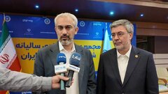 گفتگوی وزیر اقتصاد با شادا در حاشیه مجمع سالانه بیمه ایران