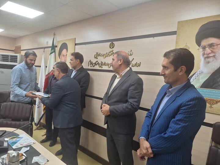 تجلیل از دو فعال نماز در اداره کل امور اقتصادی و دارایی ایلام