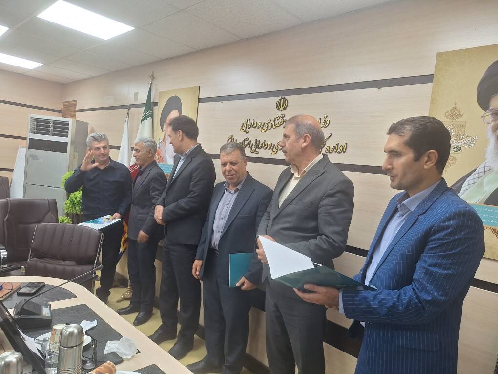 تجلیل از دو فعال نماز در اداره کل امور اقتصادی و دارایی ایلام