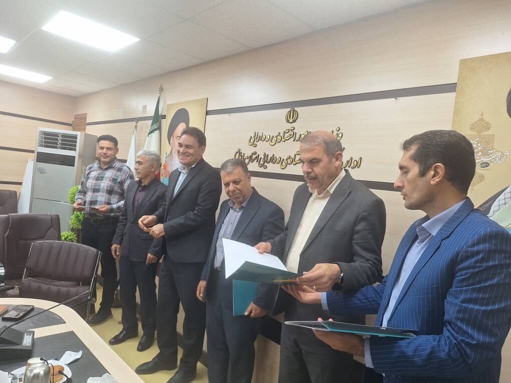 تجلیل از برگزیده مسابقه دارت هفته دولت در اداره کل امور اقتصادی و دارایی ایلام