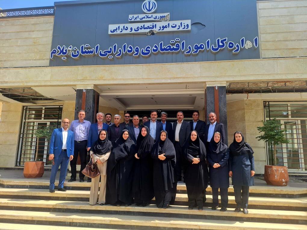تجلیل از جلیل بارکی پس از سال‌ها خدمت در اداره کل امور اقتصادی و دارایی ایلام