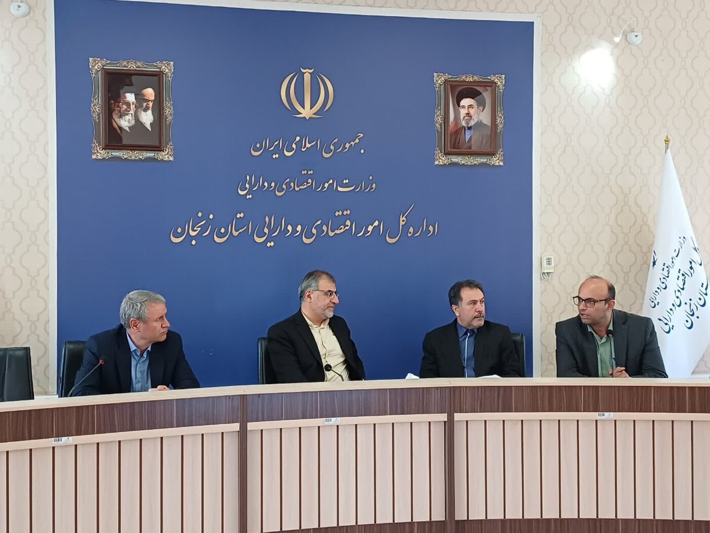 نشست تخصصی مدیران منطقه هفت وزارت امور اقتصادی و دارایی (استان‌های مرکزی، قزوین ،زنجان)  برگزار شد