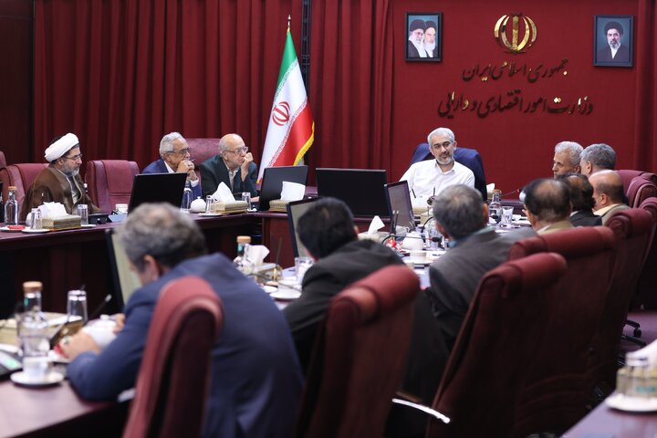 پنجمین نشست هم اندیشی وزیر اقتصاد با اقتصاددانان
