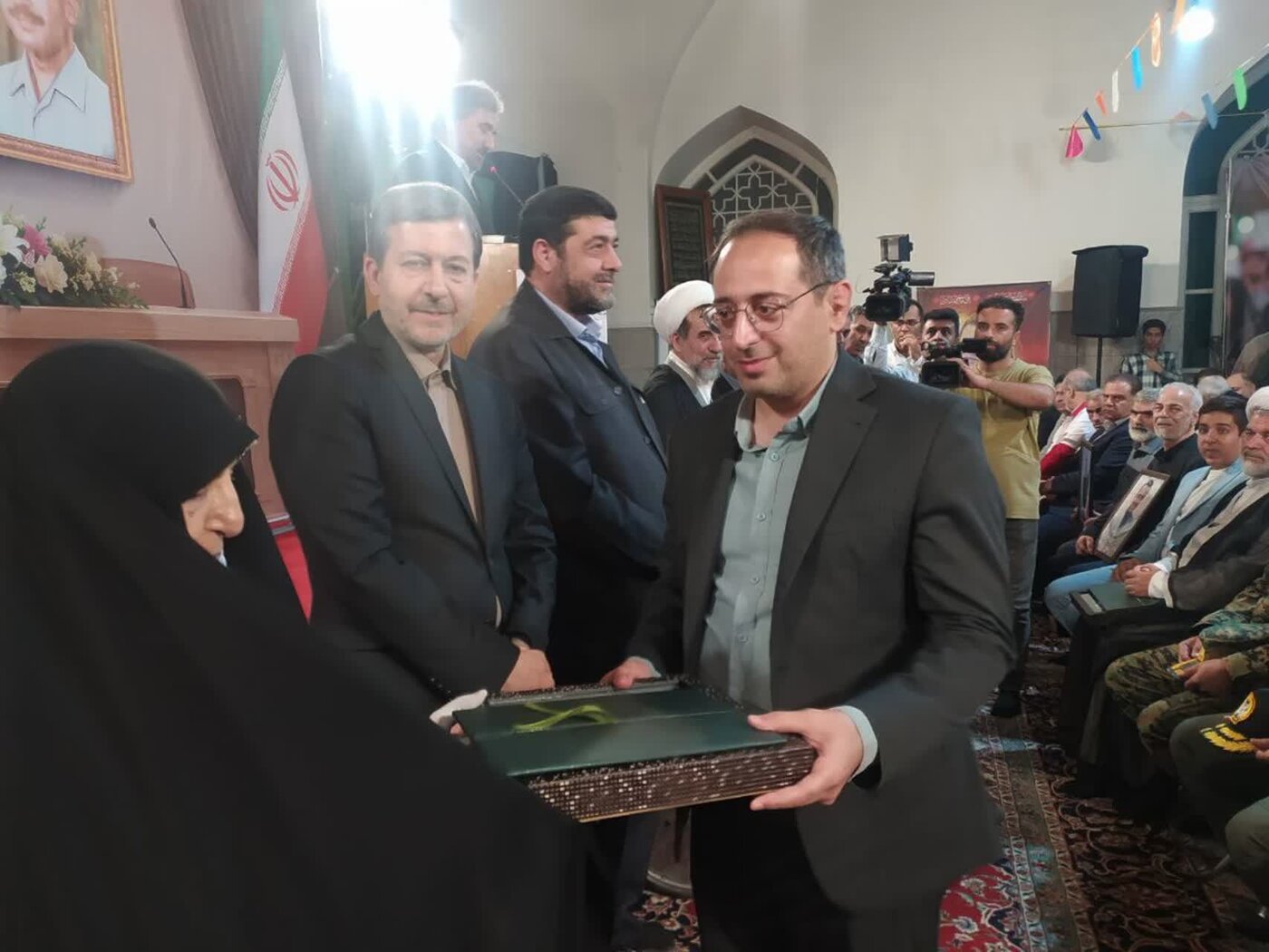 تقدیر از اداره کل امور اقتصادی و دارایی استان اصفهان در آیین گرامیداشت هفته دولت و شهدای خدمت