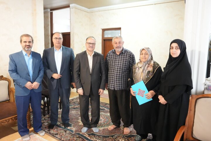 دیدار مدیرکل امور اقتصادی و دارایی گیلان با همسر شهید جمشید اخوان