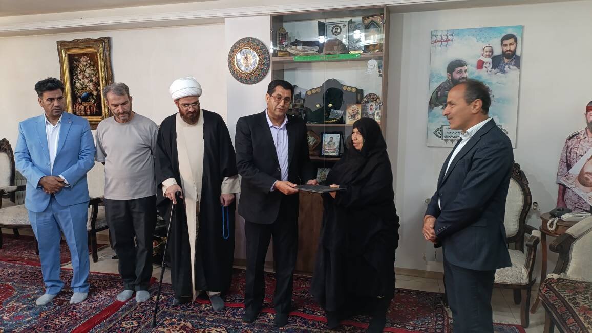 دیدار مدیرکل امور اقتصادی و دارایی همدان با والده شهید مدافع حرم