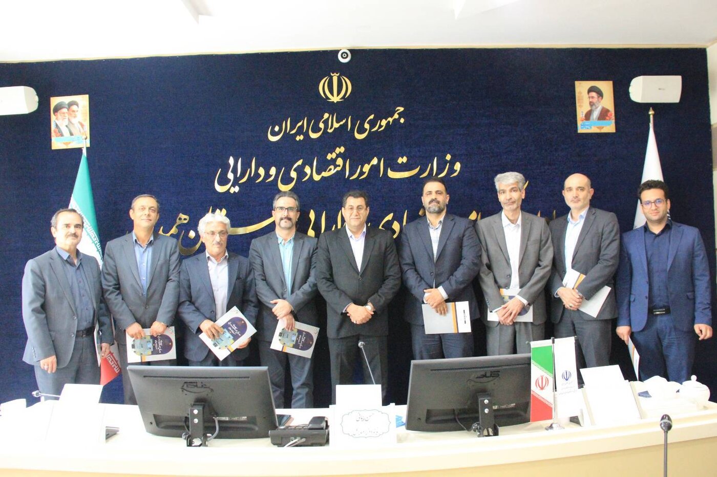 تجلیل از همکاران ایثارگر اداره کل امور اقتصادی و دارایی استان همدان