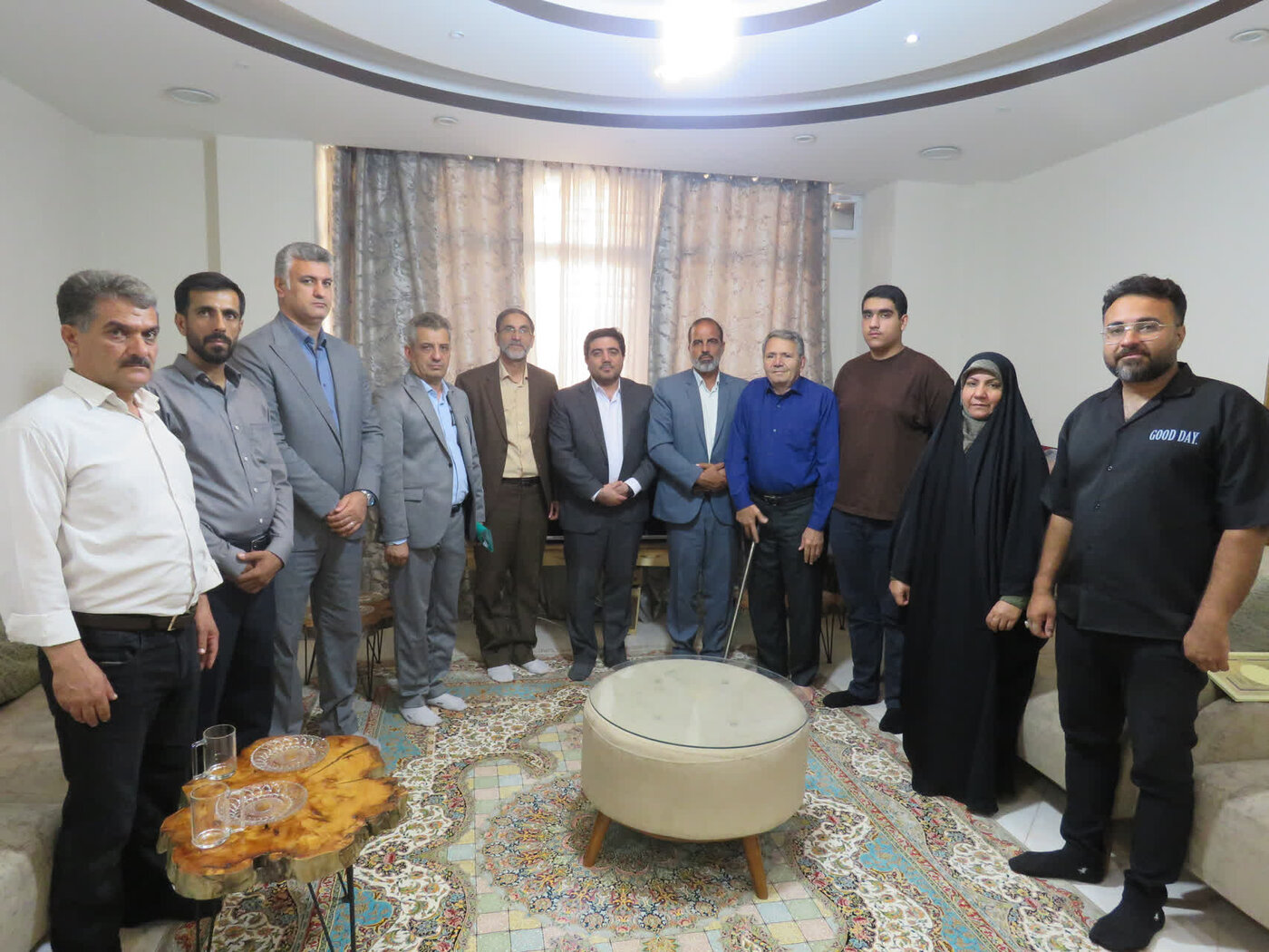 دیدار مدیرکل امور اقتصادی و دارایی فارس با خانواده شهیدیعقوب خادمی