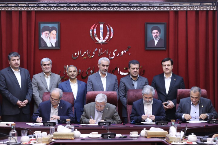 آیین امضای تفاهم‌نامه بازسازی زیرساخت‌های فناورانه چهار دانشگاه آسیب‌دیده از جنگ