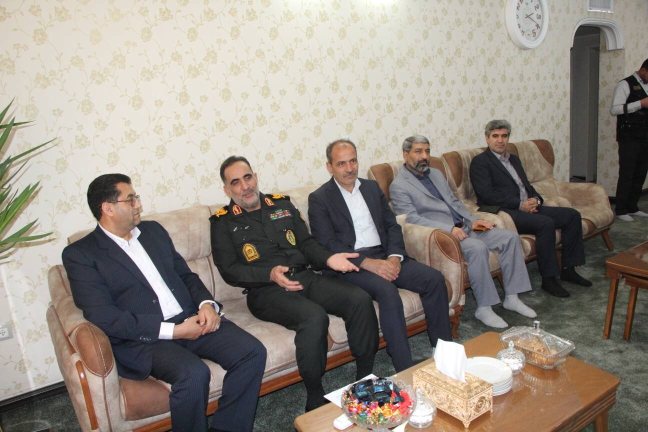 دیدار نماینده وزیر اقتصاد با فرمانده انتظامی استان همدان به مناسبت هفته نیروی انتظامی