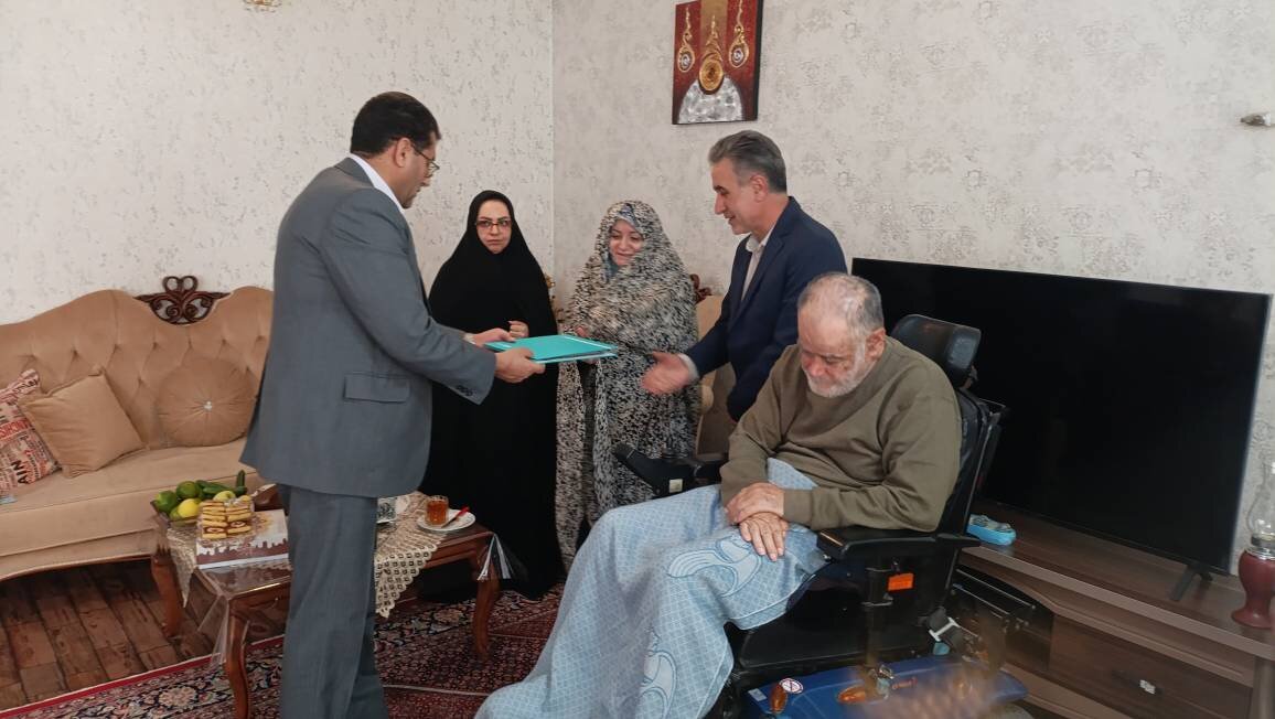 تجلیل مدیرکل امور اقتصادی و دارایی همدان از ۳۰ سال صبوری و پرستاری همسر جانباز دفاع مقدس