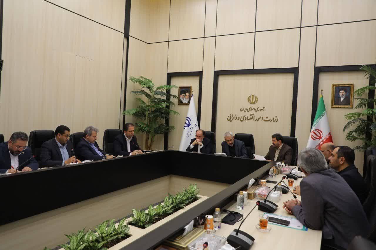 پیگیری مطالبات اقتصادی همدان در دیدار با وزیر اقتصاد؛ از تأمین مالی تولید تا اصلاح توزیع مالیات بر ارزش افزوده