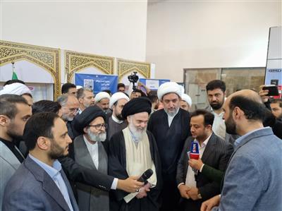بازدید همزمان آیت الله حسینی بوشهری، سخنگوی دولت، جمعی از اعضای خبرگان و طلاب از غرفه وزارت اقتصاد در نمایشگاه " روایت پیشرفت" در قم