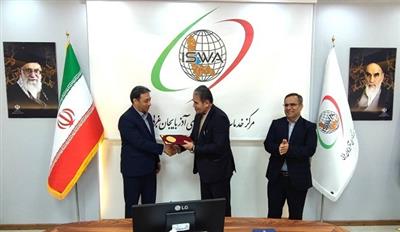 اهدای لوح تقدیر به مدیركل امور اقتصادی و دارایی استان‌ آذربایجان‌غربی به خاطر خدمات انجام‌شده در حوزه سرمایه‌گذاری