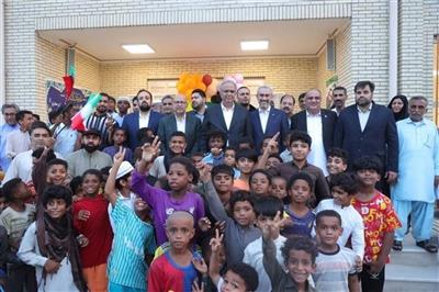 بازدید وزیر اقتصاد از مجتمع آموزشی ۱۲ كلاسه "ایران ما" در چابهار