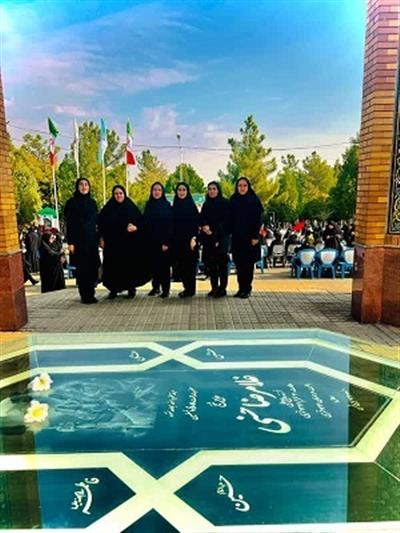 غبارروبی و گل‌افشانی مزار شهدای شهرستان ارومیه به مناسبت گرامیداشت هفته دفاع مقدس